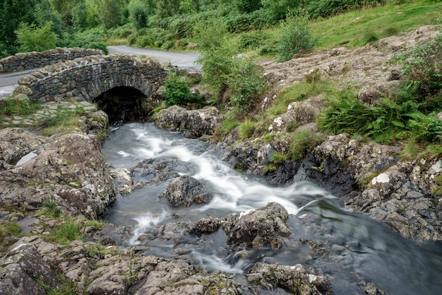 Vista da ponte Ashness em Lake District