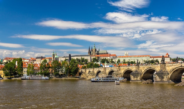 Vista da Ponte Carlos e do Castelo de Praga