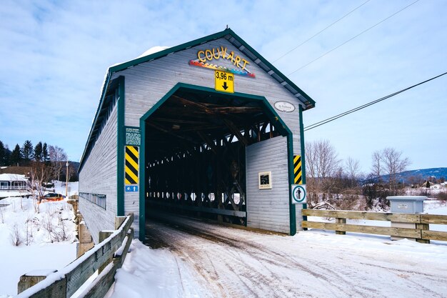 vista da ponte coberta de Faubourg no inverno em Saguenay, Quebec (Canadá)