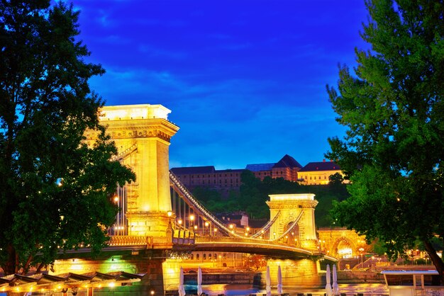 Vista da ponte das correntes de szechenyi do lado de peste à noite. budapeste, hungria.