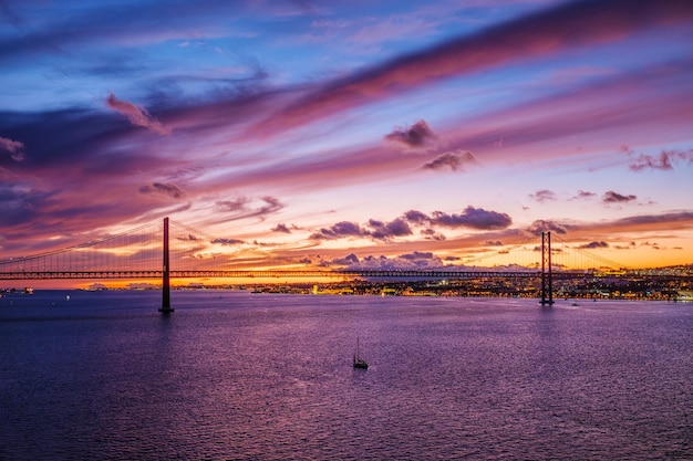 Vista da Ponte de Abril à noite em Lisboa, Portugal