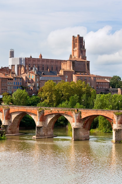 Vista da ponte de agosto e a Igreja de Saint Cecile em Albi, França. Tiro vertical