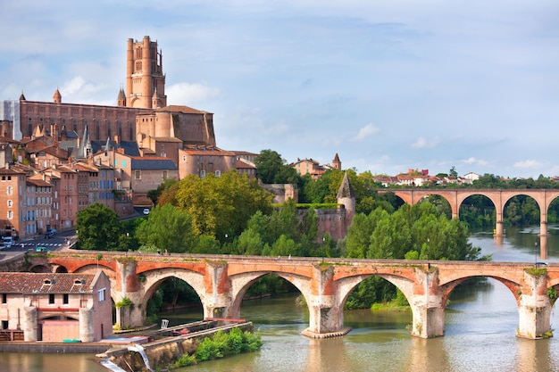 Vista da ponte de agosto e da igreja Saint Cecile em Albi França Tiro horizontal