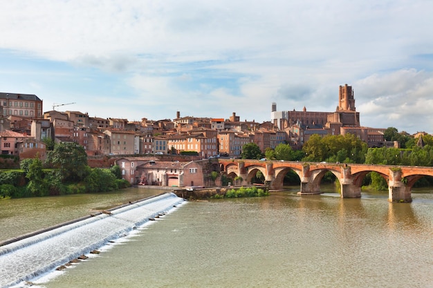 Vista da ponte de agosto e da igreja Saint Cecile em Albi França Tiro horizontal