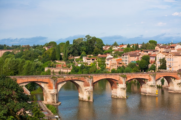 Vista da ponte de agosto em Albi, França. Tiro horizontal