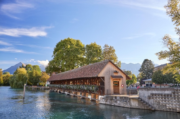 Vista da ponte de madeira coberta na cidade de Thun Suíça