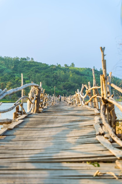 Foto vista da ponte de madeira ong cop ou tiger vietnam a ponte de madeira mais longa do distrito de chi thanh, província de phu yen, vietnã