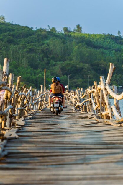 Foto vista da ponte de madeira ong cop ou tiger vietnam a ponte de madeira mais longa do distrito de chi thanh, província de phu yen, vietnã