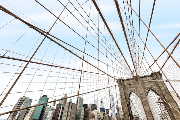 Vista da ponte do brooklyn e de manhattan a partir do east river