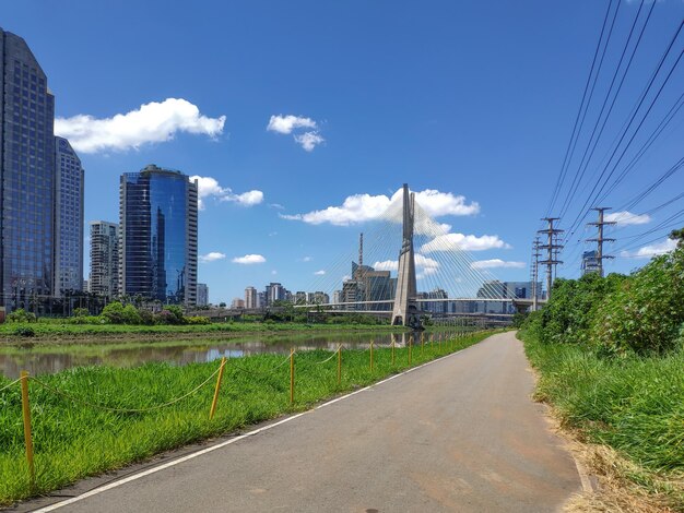 Vista da ponte estaiada da Marginal Pinheiros em São Paulo