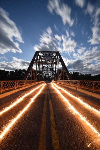 Foto vista da ponte iluminada à noite