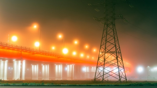 Vista da ponte no nevoeiro com bela iluminação Bela paisagem urbana enevoada