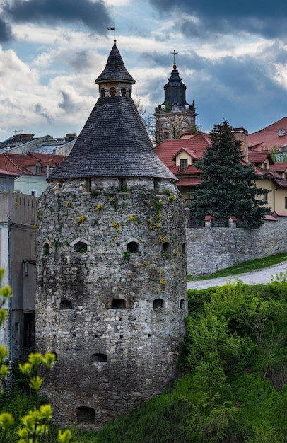 Vista da Ponte Novoplanivskiy para as torres medievais da fortaleza da cidade velha de KamianetsPodilskyi, uma das cidades mais populares para viagens na Ucrânia