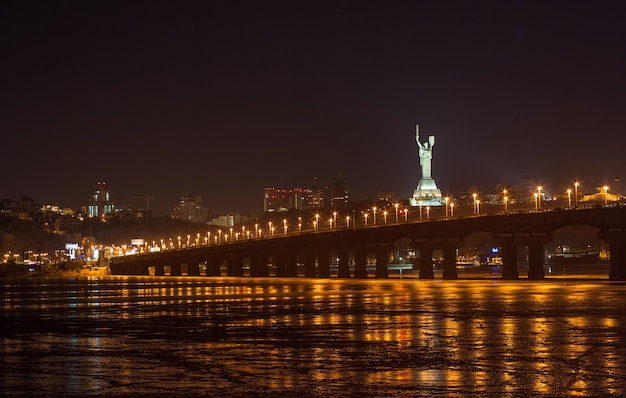 Vista da ponte Paton da margem esquerda do Dnieper Kiev Ucrânia