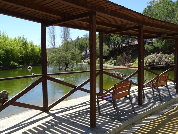 Foto vista da ponte pedonal através das árvores