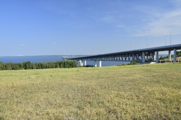 Vista da ponte presidencial na cidade de Ulyanovsk do outro lado do rio Volga
