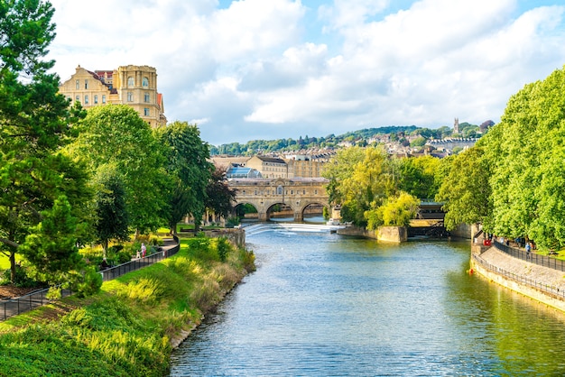 Vista da ponte pulteney sobre o rio avon em bath