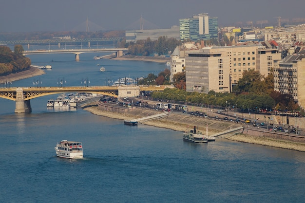 Vista da ponte Secheni da cadeia de torres nos telhados de Danúbio do rio barcos da histórica cidade velha de Budapeste, Hungria de altura.