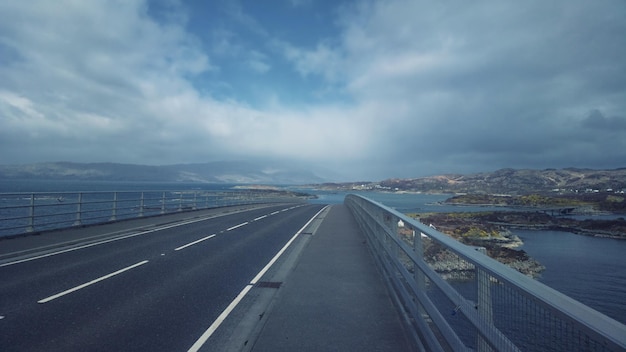 Foto vista da ponte skye, escócia