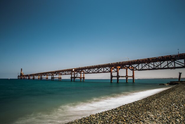 Foto vista da ponte sobre o mar contra o céu azul