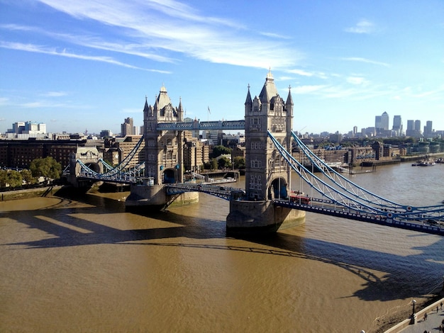 Foto vista da ponte sobre o rio na cidade