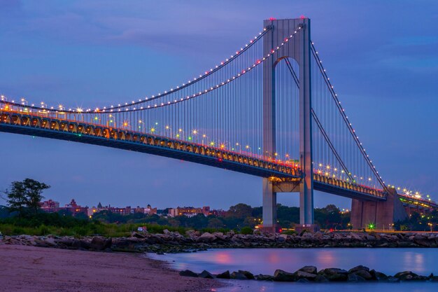 Vista da ponte suspensa à noite