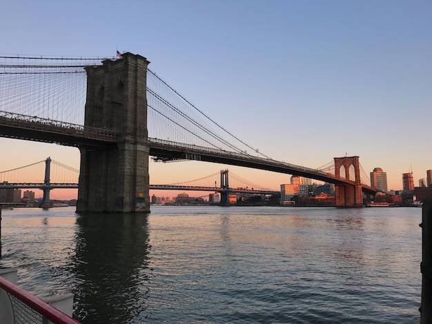 Foto vista da ponte suspensa ao pôr-do-sol