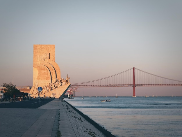 Vista da ponte suspensa contra o céu claro