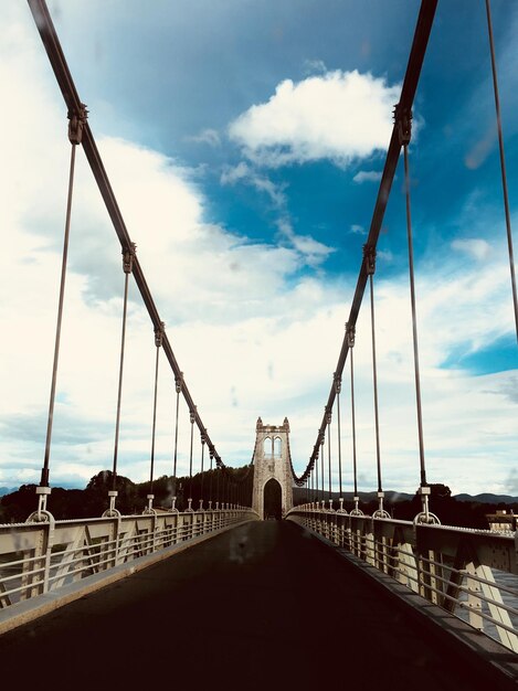 Vista da ponte suspensa contra o céu nublado