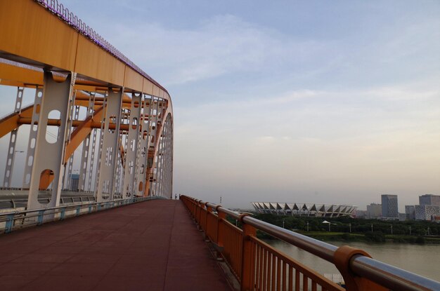 Vista da ponte suspensa contra o céu nublado