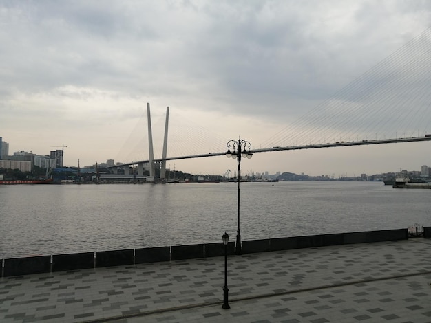 Vista da ponte suspensa contra o céu nublado