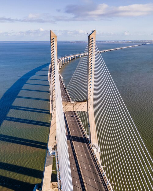 Foto vista da ponte suspensa contra o céu nublado