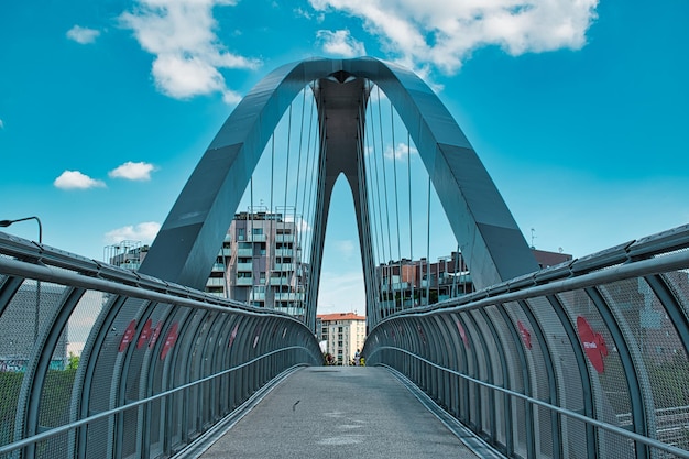 Foto vista da ponte suspensa contra o céu nublado