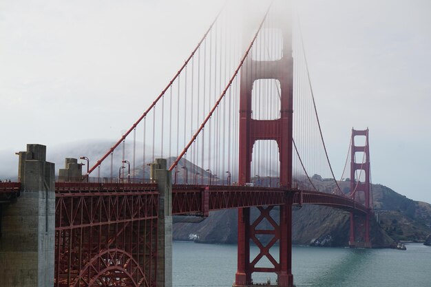 Foto vista da ponte suspensa contra o céu