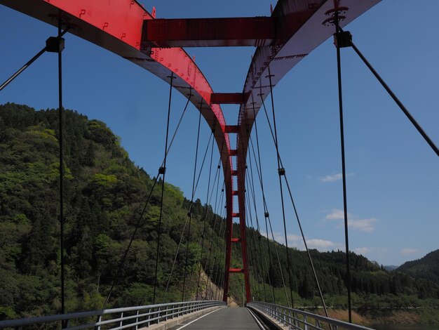 Foto vista da ponte suspensa contra o céu