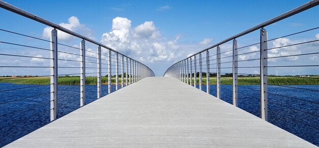 Foto vista da ponte suspensa contra o céu