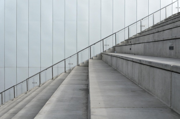 Vista da ponte suspensa contra o céu