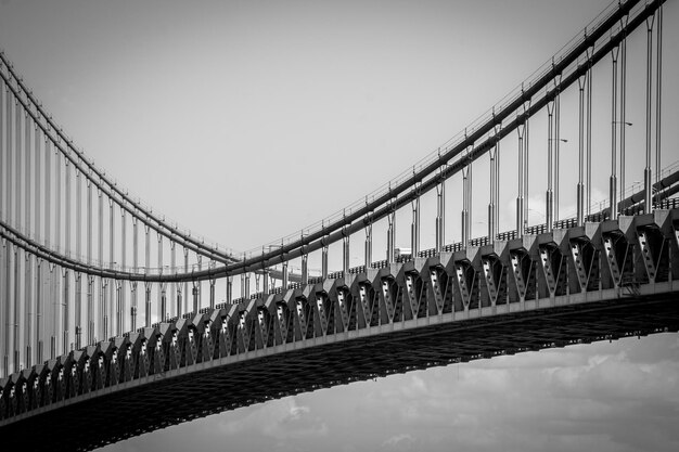 Vista da ponte suspensa contra o céu