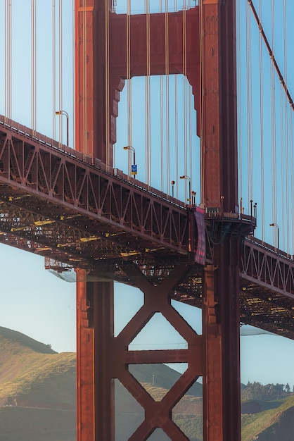 Foto vista da ponte suspensa contra o céu