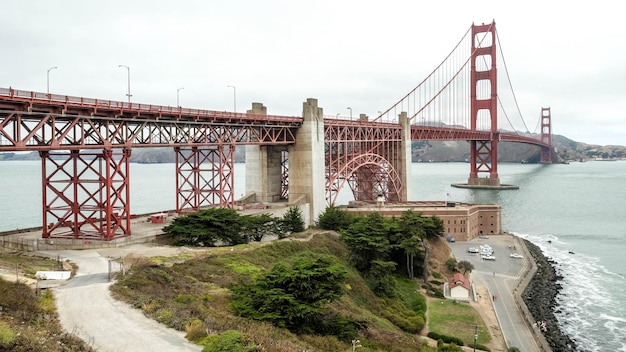 Foto vista da ponte suspensa na cidade