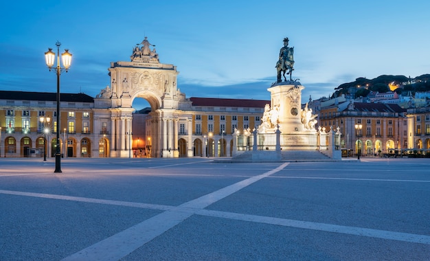 Vista da praça do comércio em lisboa na hora azul - portugal.