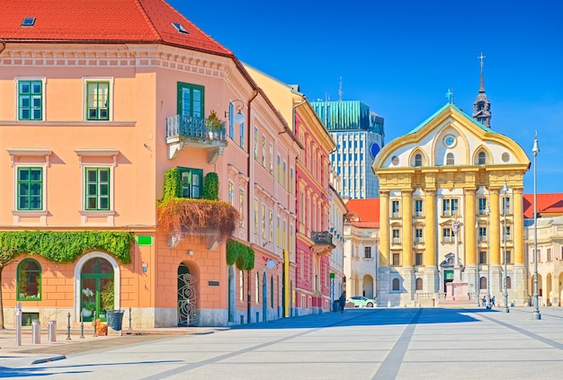 Vista da Praça do Congresso e da Igreja Ursulina da Santíssima Trindade no centro de Ljubljana, Eslovênia