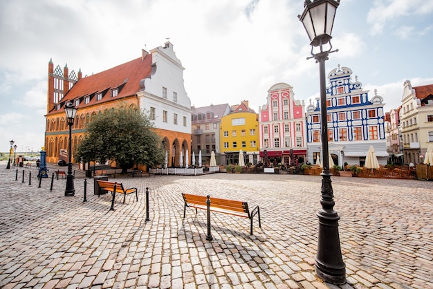 Vista da praça do mercado com belos edifícios coloridos durante a luz da manhã na cidade de szczecin, polônia