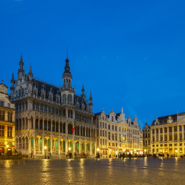 Vista da praça iluminada Grand Place, Brusseles, Bélgica