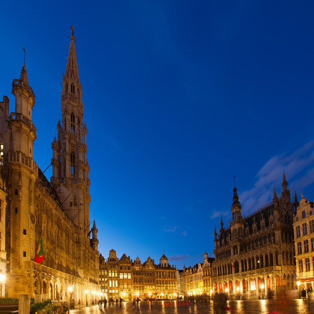 Vista da praça iluminada Grand Place, Brusseles, Bélgica