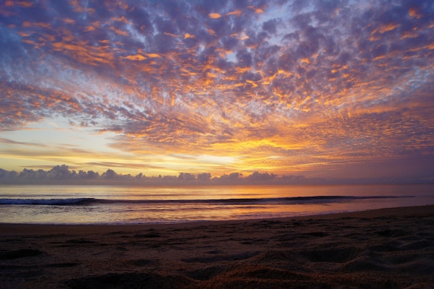 Vista da praia ao anoitecer