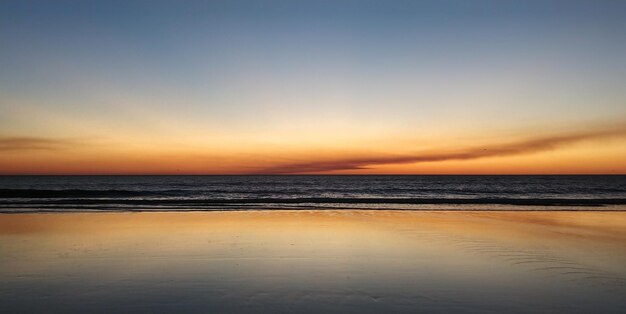 Vista da praia ao pôr-do-sol