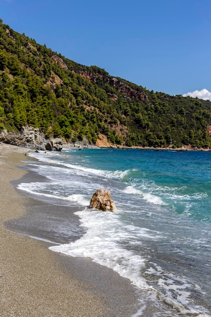 Vista da praia arenosa as montanhas e o mar Grécia Skopelos Island