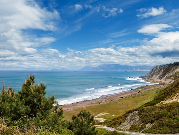 Vista da praia azkorri ou gorrondatxe