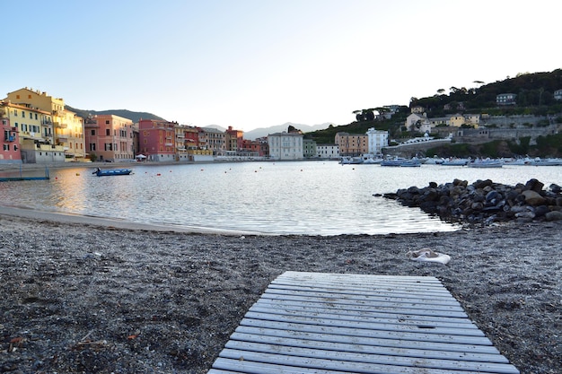 Vista da praia Baia del Silenzio com luzes e reflexos incríveis